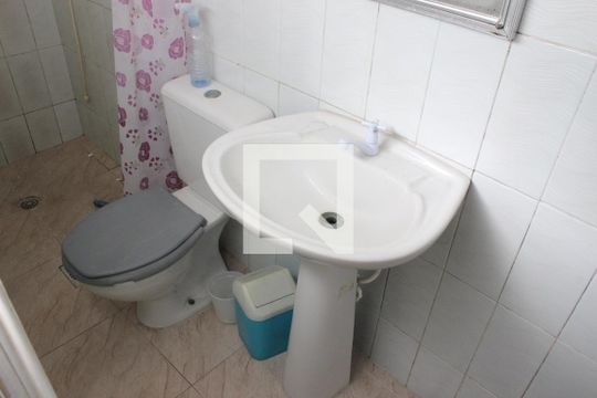 Banheiro de casa para alugar com 1 quarto, 75m² em Catiapoã, São Vicente