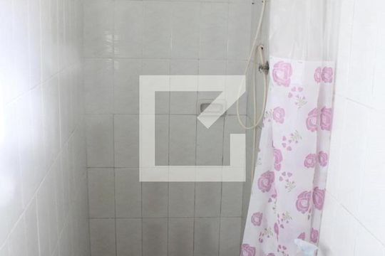 Banheiro de casa para alugar com 1 quarto, 75m² em Catiapoã, São Vicente