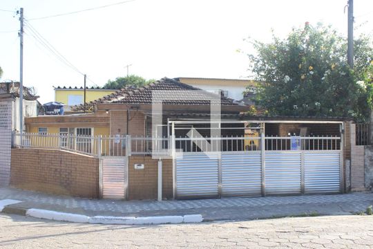 Fachada de casa para alugar com 1 quarto, 75m² em Catiapoã, São Vicente