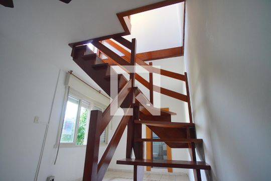 Escada para Cobertura de apartamento à venda com 1 quarto, 65m² em Vila Ipiranga, Porto Alegre