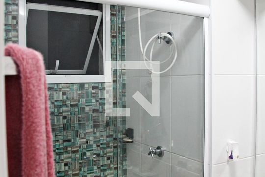 Banheiro social  de apartamento à venda com 2 quartos, 54m² em Jardim Imperador, Guarulhos