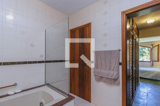 Banheiro da suíte 5 de casa de condomínio para alugar com 6 quartos, 580m² em Condomínio Chácara dos Eucaliptos, São José dos Campos