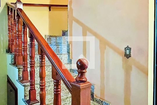 Escada de casa à venda com 3 quartos, 214m² em Vila Rosália, Guarulhos