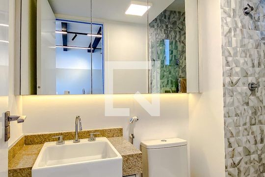 Banheiro de kitnet/studio para alugar com 1 quarto, 39m² em Vila Mariana, São Paulo