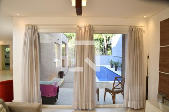Sala de casa de condomínio para alugar com 4 quartos, 370m² em Bosque do Vianna, Cotia