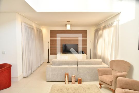 Sala de casa de condomínio para alugar com 4 quartos, 370m² em Bosque do Vianna, Cotia