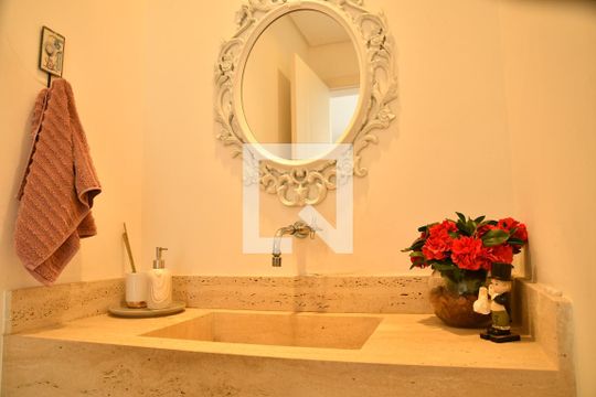 Lavabo de casa de condomínio para alugar com 4 quartos, 370m² em Bosque do Vianna, Cotia