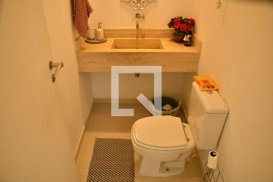 Lavabo de casa de condomínio para alugar com 4 quartos, 370m² em Bosque do Vianna, Cotia
