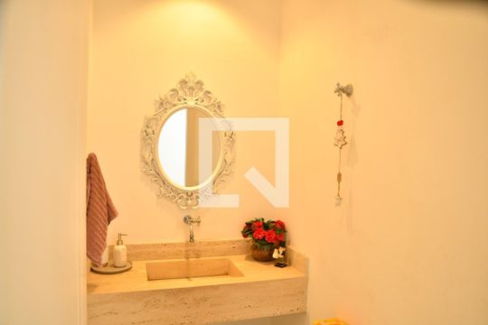 Lavabo de casa de condomínio para alugar com 4 quartos, 370m² em Bosque do Vianna, Cotia