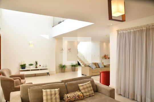 Sala de casa de condomínio para alugar com 4 quartos, 370m² em Bosque do Vianna, Cotia