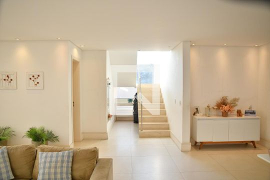 Sala de casa de condomínio para alugar com 4 quartos, 370m² em Bosque do Vianna, Cotia