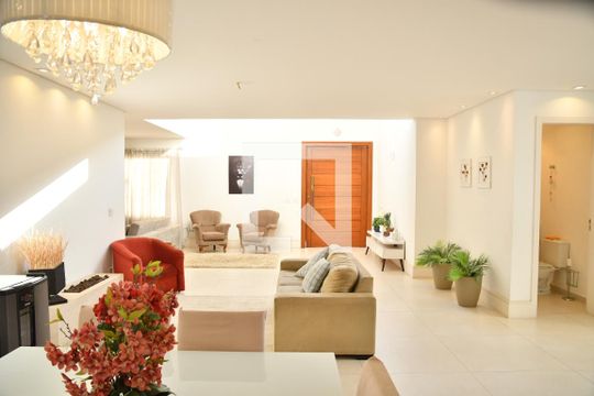 Sala de casa de condomínio para alugar com 4 quartos, 370m² em Bosque do Vianna, Cotia