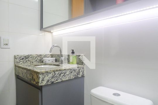 Banheiro social de apartamento à venda com 2 quartos, 50m² em Costa E Silva, Porto Alegre