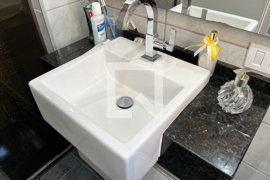Banheiro de apartamento à venda com 2 quartos, 53m² em Piqueri, São Paulo