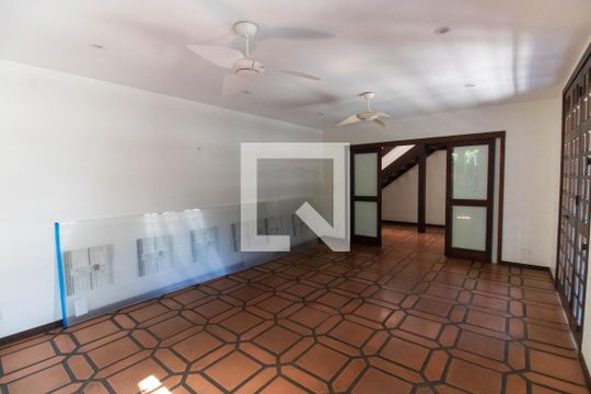 Sala de casa de condomínio à venda com 5 quartos, 450m² em São Francisco, Niterói