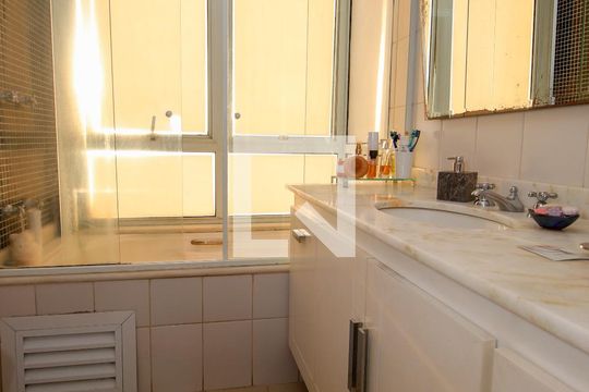Banheiro da Suíte de apartamento para alugar com 3 quartos, 173m² em Vila Andrade, São Paulo