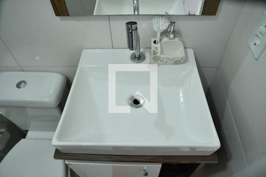 Banheiro de apartamento para alugar com 2 quartos, 42m² em Outeiro de Passárgada, Cotia