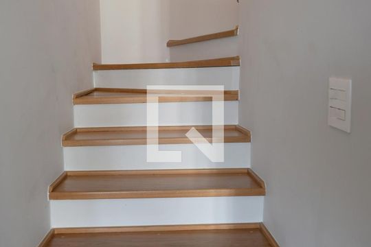 Escada para o segundo pavimento de apartamento à venda com 2 quartos, 115m² em Cerqueira César, São Paulo