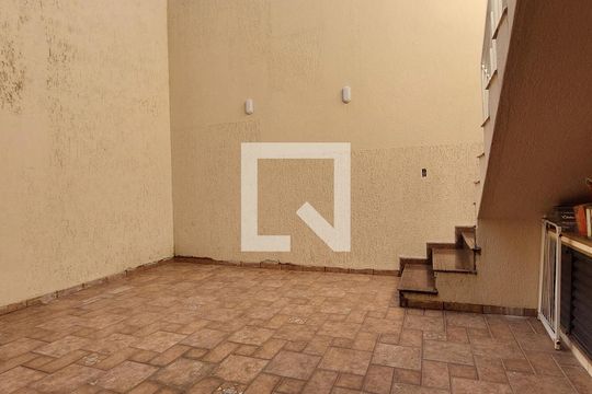 Quintal de casa à venda com 3 quartos, 299m² em Parque Jaçatuba, Santo André