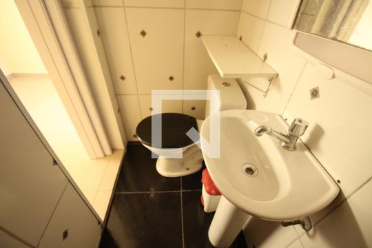 Banheiro Edícula/ Quarto de Hospedes de casa à venda com 4 quartos, 150m² em Parque Pinheiros, Taboão da Serra