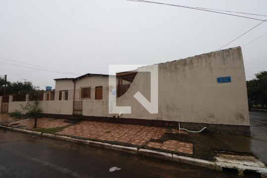 Fachada de casa à venda com 3 quartos, 100m² em Guajuviras, Canoas
