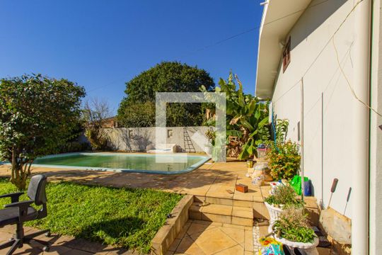 Quintal de casa à venda com 3 quartos, 124m² em Niterói, Canoas