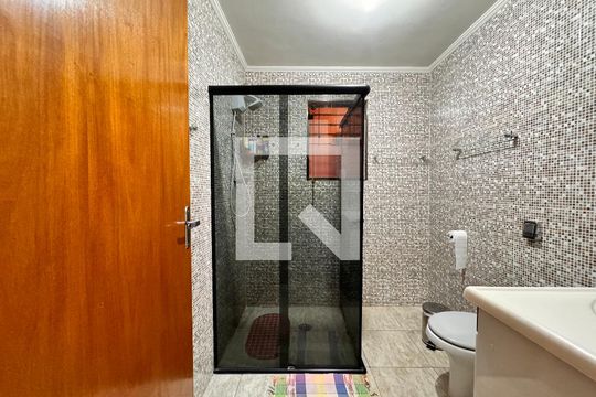Banheiro  de casa à venda com 3 quartos, 325m² em Vila Progresso, Santo André