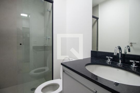 Banheiro de kitnet/studio para alugar com 0 quarto, 27m² em Jardim das Acácias, São Paulo