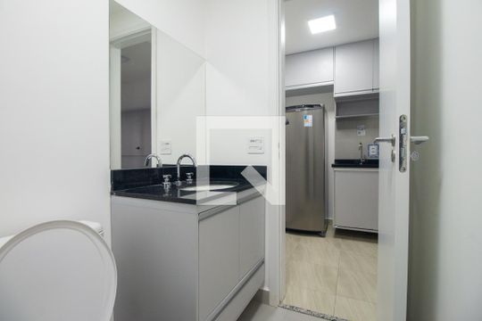 Banheiro de kitnet/studio para alugar com 0 quarto, 27m² em Jardim das Acácias, São Paulo