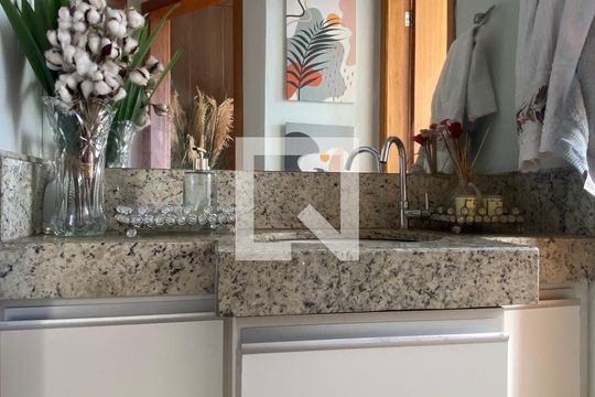 Banheiro de apartamento para alugar com 4 quartos, 120m² em Buritis, Belo Horizonte