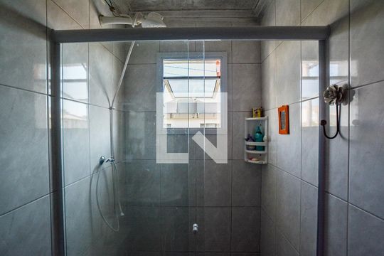 Banheiro Social de casa à venda com 3 quartos, 130m² em Santa Terezinha, Santo André