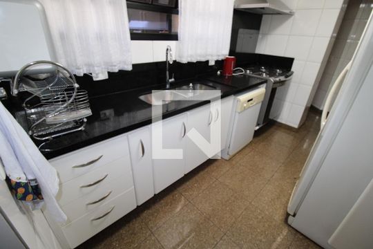 Cozinha de apartamento para alugar com 3 quartos, 230m² em Jardim Londrina, São Paulo