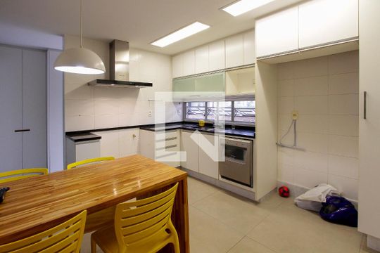 Cozinha de apartamento à venda com 3 quartos, 200m² em Barra da Tijuca, Rio de Janeiro