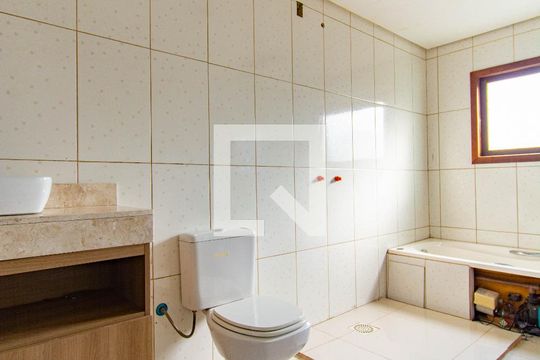 Banheiro de casa para alugar com 4 quartos, 480m² em São José, Canoas
