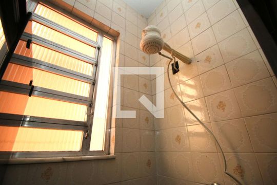 Banheiro de casa para alugar com 2 quartos, 72m² em Olaria, Rio de Janeiro
