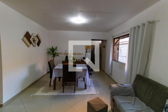 Sala de casa à venda com 6 quartos, 240m² em Santa Rosa, Niterói