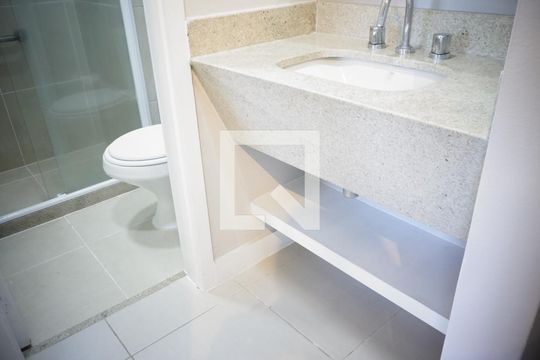 Banheiro de apartamento para alugar com 1 quarto, 36m² em Jacarepaguá, Rio de Janeiro
