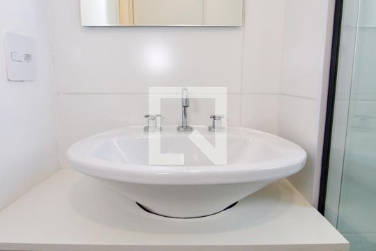 Banheiro de apartamento para alugar com 2 quartos, 49m² em Vila Suzana, São Paulo