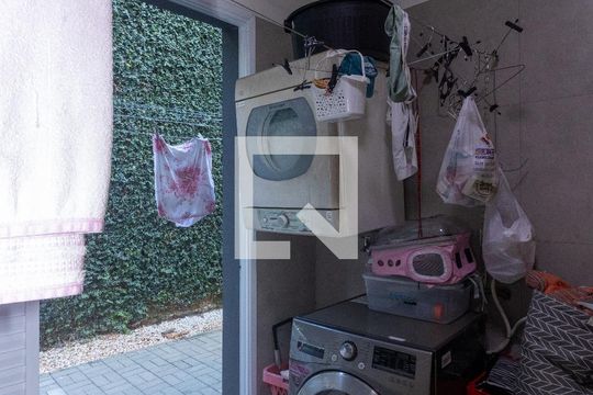 Área de Serviço de casa para alugar com 4 quartos, 450m² em Vila Santo Antônio, Cotia