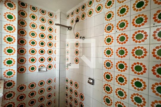 Banheiro de serviço de apartamento para alugar com 3 quartos, 120m² em Pinheiros, São Paulo