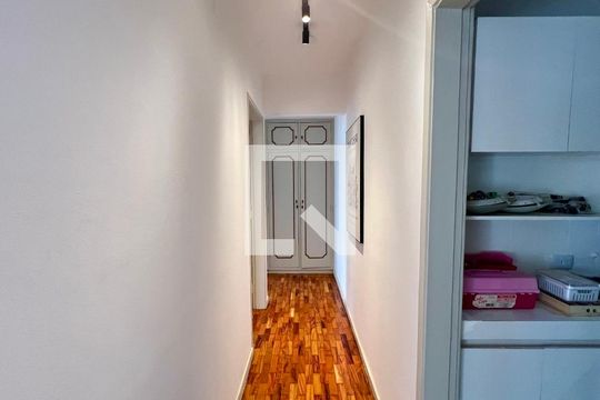 Corredor de apartamento para alugar com 2 quartos, 120m² em Pinheiros, São Paulo