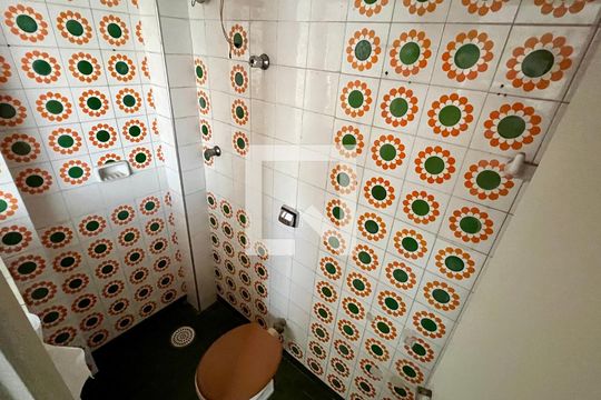Banheiro de serviço de apartamento para alugar com 3 quartos, 120m² em Pinheiros, São Paulo