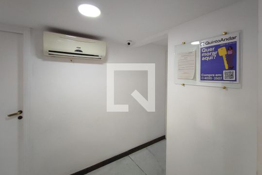PLACA INSTALADA NO HALL DE ENTRADA de apartamento à venda com 1 quarto, 57m² em Cambuí, Campinas