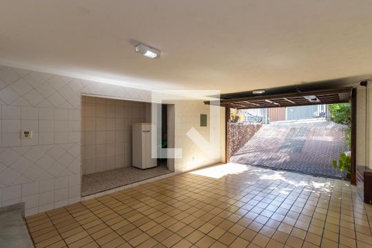 Garagem de casa à venda com 4 quartos, 190m² em Vila Paiva, São Paulo