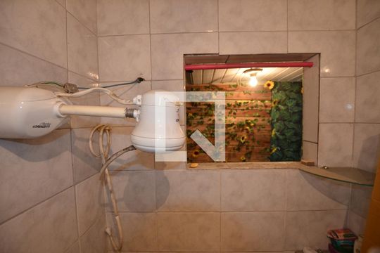 Banheiro de kitnet/studio para alugar com 1 quarto, 30m² em Irajá , Rio de Janeiro