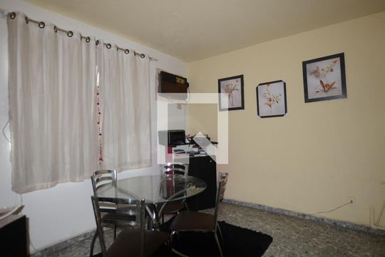 Sala /Quarto de kitnet/studio para alugar com 1 quarto, 30m² em Irajá , Rio de Janeiro