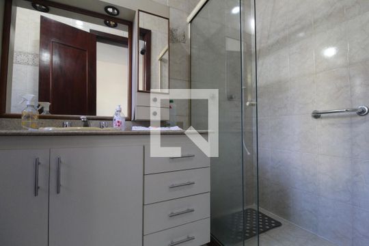 Banheiro da suíte de casa de condomínio à venda com 4 quartos, 300m² em Anil, Rio de Janeiro