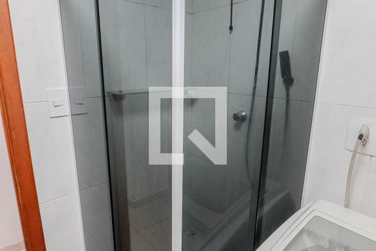 Banheiro de kitnet/studio para alugar com 1 quarto, 42m² em Centro, São Paulo