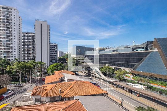 Vista da Sala/Cozinha de apartamento para alugar com 1 quarto, 24m² em Pinheiros, São Paulo