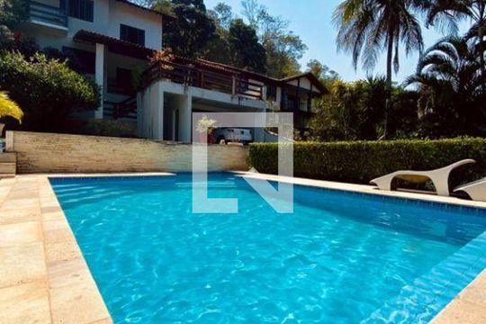 Casa à venda com 3 quartos, 400m² em Matapaca, Niterói